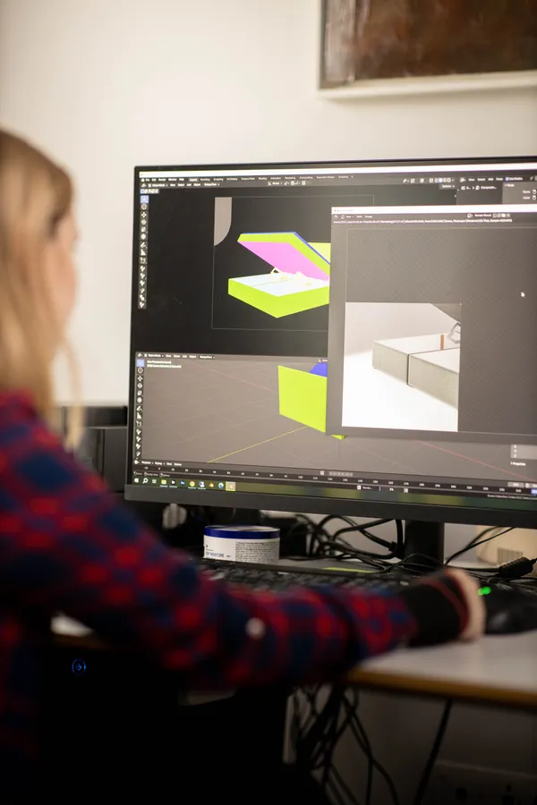 Graficzka TPi Studio wykonująca modelowanie 3D łóżka oraz packshoty mebli w profesjonalnym oprogramowaniu do wizualizacji