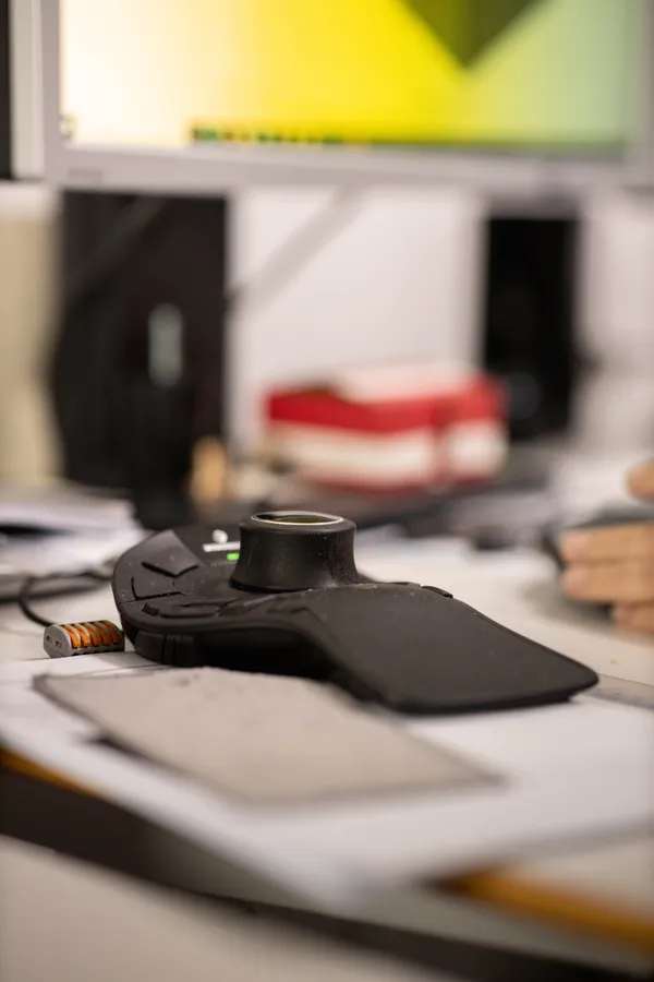 Profesjonalny manipulator 3D na biurku projektanta – narzędzie do precyzyjnego sterowania modelami mebli w przestrzeni trójwymiarowej