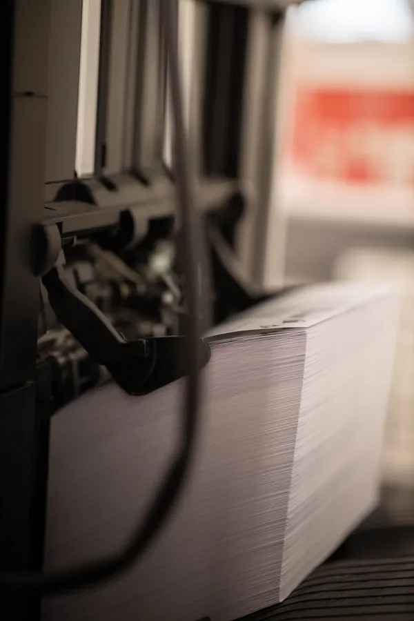 Druk arkuszowy instrukcji obsługi przygotowanych do procesu klejenia - precyzyjny druk materiałów informacyjnych dla firm w TPi Studio