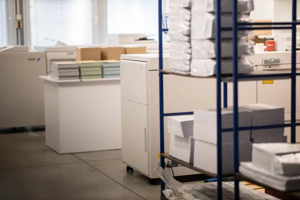 Gotowe pakiety instrukcji i materiałów reklamowych przygotowane do wysyłki - magazyn produktów poligraficznych TPi Studio z zapleczem papieru i maszyną drukarską