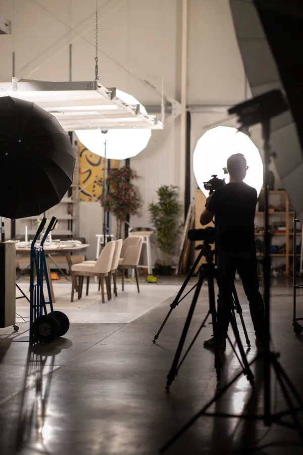 Zaplecze techniczne TPi Studio w Ostrzeszowie - profesjonalne studio fotografii reklamowej podczas przygotowań do sesji produktowej