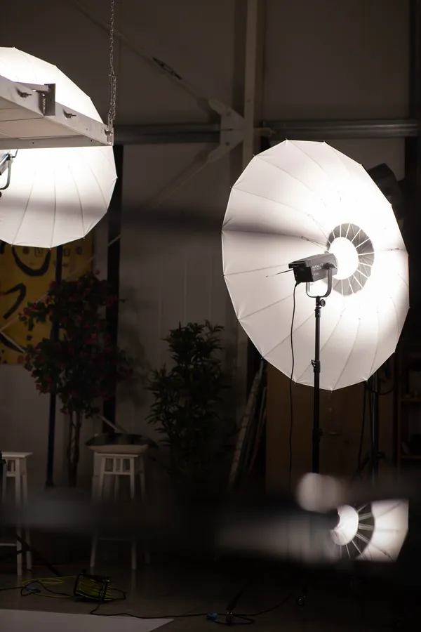Profesjonalny sprzęt oświetleniowy i modyfikatory światła wykorzystywane w TPi Studio do sesji produktowych