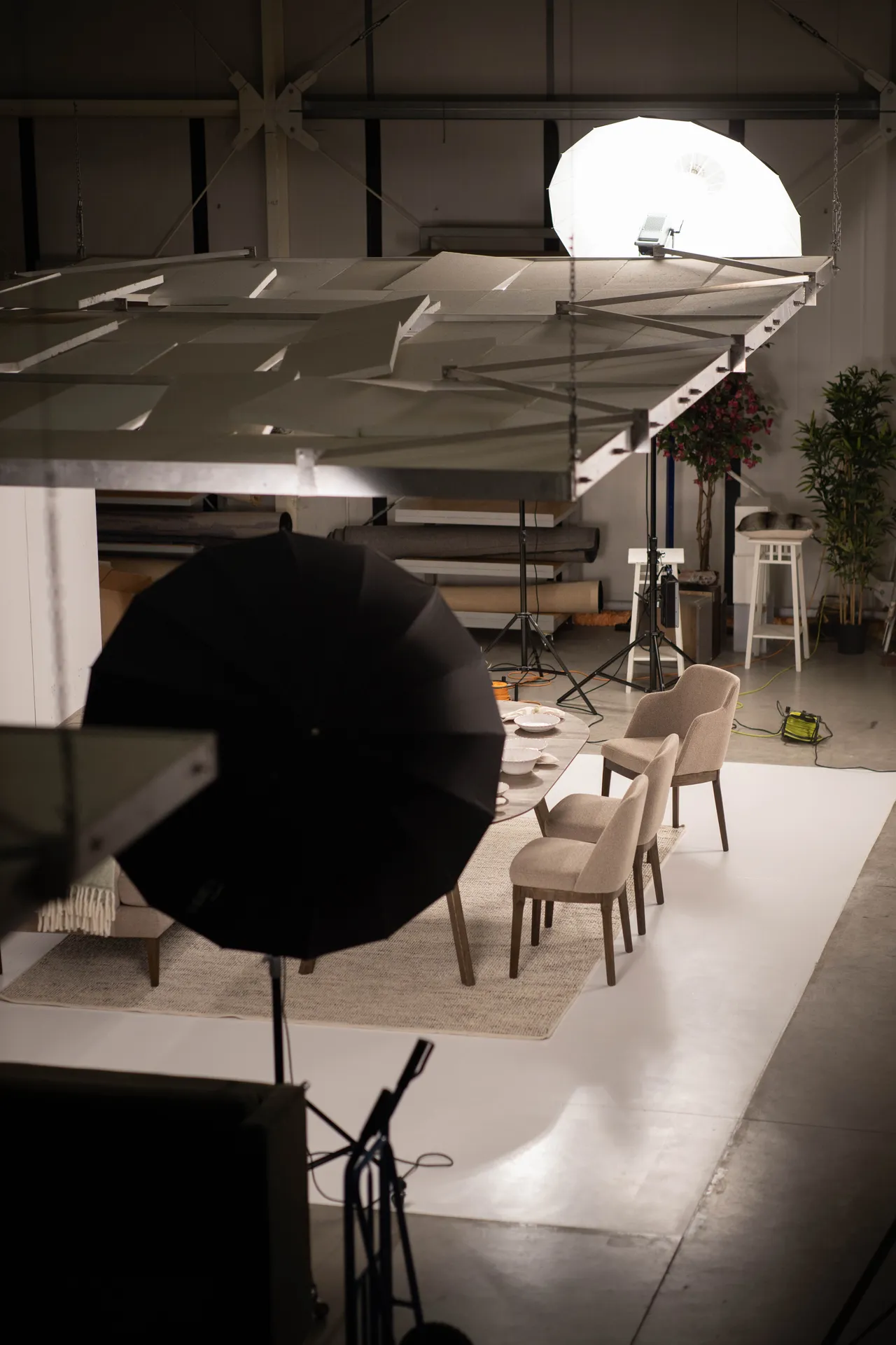 Profesjonalne studio fotografii reklamowej TPi Studio z oświetleniem studyjnym