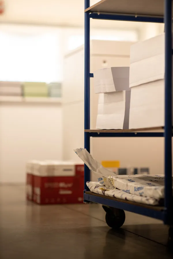 Papier i gotowe instrukcje przygotowane do transportu - zaplecze magazynowe TPi Studio zapewniające ciągłość produkcji materiałów reklamowych i drukarskich